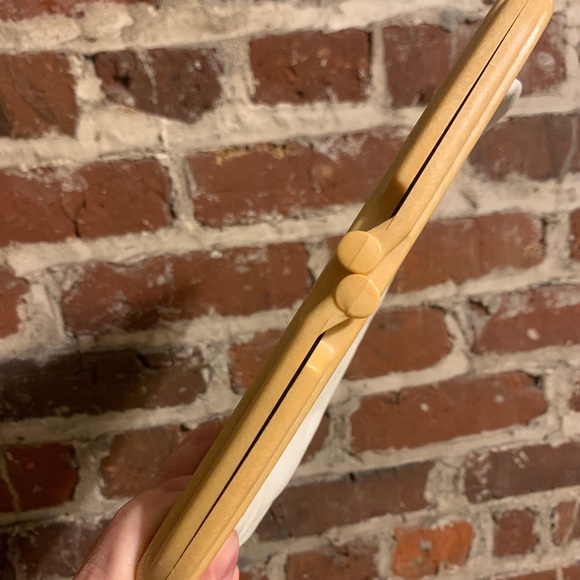 1970s vintage Sirocco italian real leather clutch white with tan Bakelite clasp - Picture 2 of 12